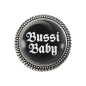 Preview: Nahaufnahme der humorvollen Gaudibrosche mit dem Spruch „Bussi Baby“ – perfekter Trachtenschmuck