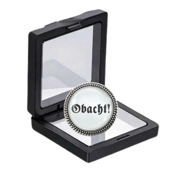 Gaudibroschn 'Obacht' in elegantem Etui – Trachtenbrosche für Dirndl und Lederhose.