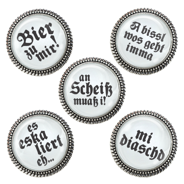 Detailansicht der Gaudi-Brosche "Dorfkind" bei Glubbal.shop