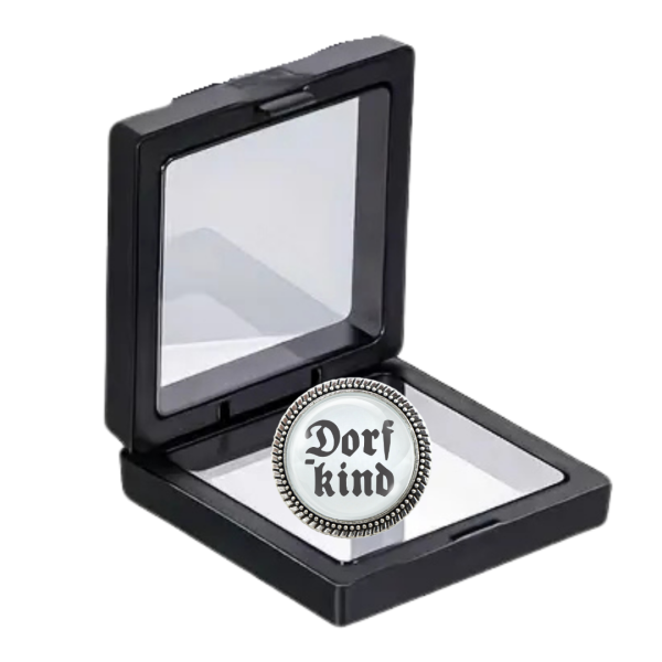 Trachtenbrosche „Dorfkind“ in Silber auf Tracht befestigt, ideal für Oktoberfest.