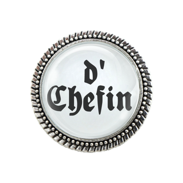Trachtenbrosche mit dem Spruch "d`Chefin" in Silberoptik, perfekt für Volksfeste und Trachtenhochzeiten.