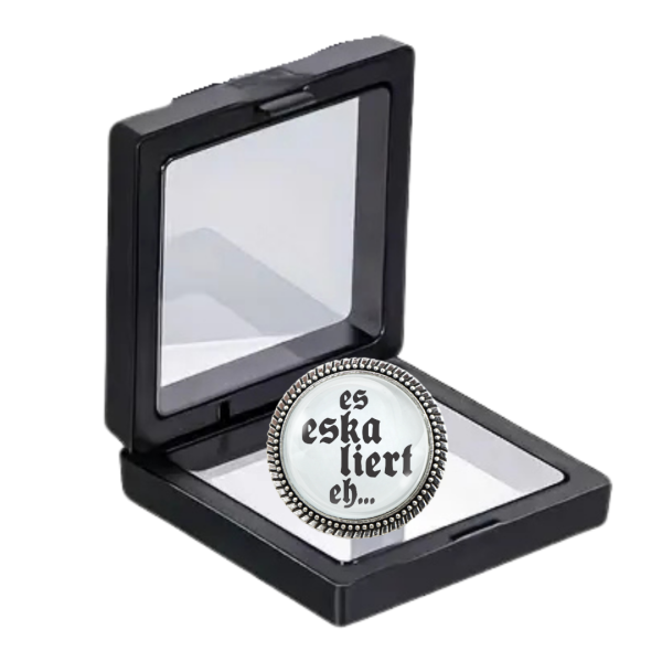 „Bayerische Trachtenbrosche in Silber – Ein humorvolles Accessoire für dein Trachten-Outfit.“