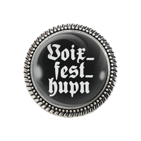 Schwarze Gaudibrosche mit weißer Aufschrift – stylischer Trachtenschmuck für Damen