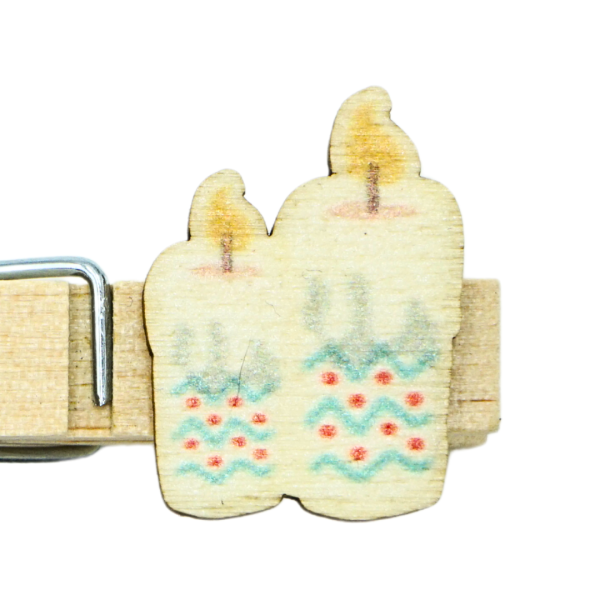 Handgravierte Namensklammer aus Holz mit weihnachtlichem Kerzen-Motiv