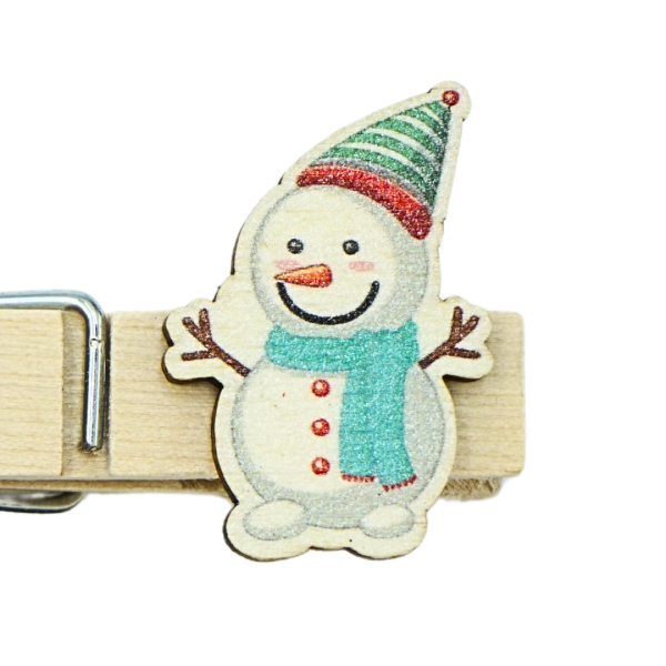 Personalisierte Holzklammer mit weihnachtlichem Schneemann-Motiv und Handgravur