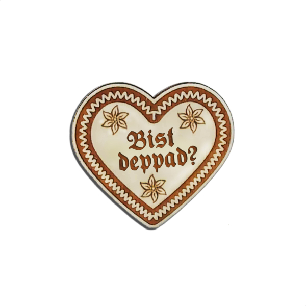 "Verleihen Sie Ihrem Outfit bayrisches Flair mit unserem 'Bist deppad' Lebkuchenherz-Anstecker - erhältlich bei Glubbal.shop"