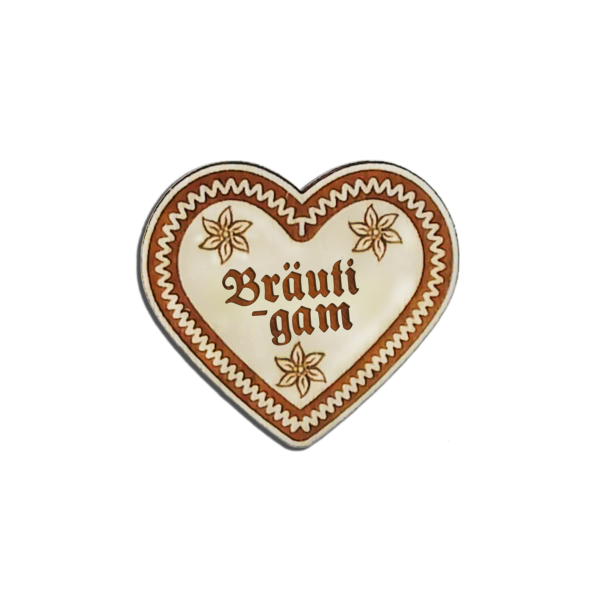 "Verleihen Sie Ihrem Outfit bayrisches Flair mit unserem 'Bräutigam' Lebkuchenherz-Anstecker - erhältlich bei Glubbal.shop"