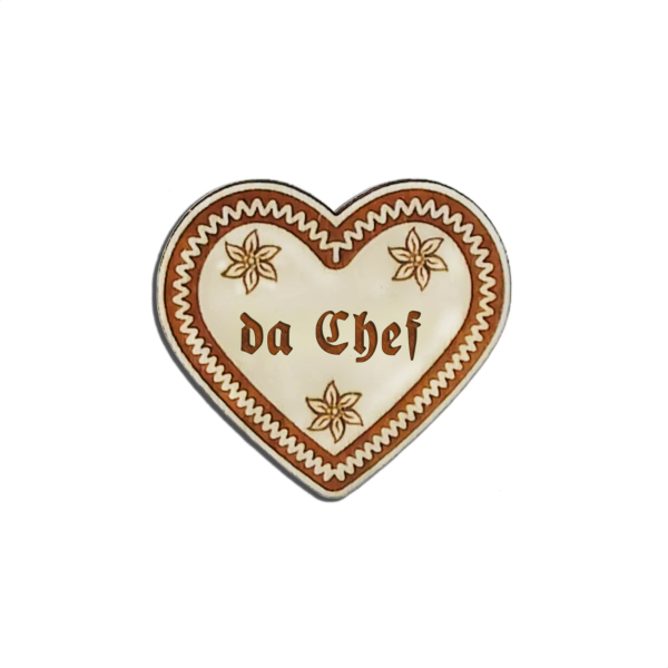 "Einzigartige '"Einzigartige 'Da Chef'-Anstecker für bayrische Gaudi - Jetzt bei Glubbal.shop erhältlich!"'-Anstecker für bayrische Gaudi - Jetzt bei Glubbal.shop erhältlich!"