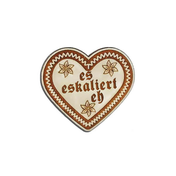 "Ein Anstecker in Lebkuchen-Optik mit dem beliebten Spruch 'Es eskaliert eh', erhältlich bei Glubbal.shop"