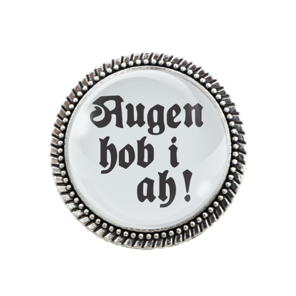 „Detailansicht der Gaudibrosche ‚Augen hob i a‘ – Humorvolles Accessoire für bayerische Trachten.“