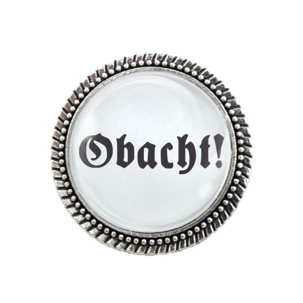 Nahaufnahme der Gaudibroschn 'Obacht' – hochwertiger Schmuck in Silber