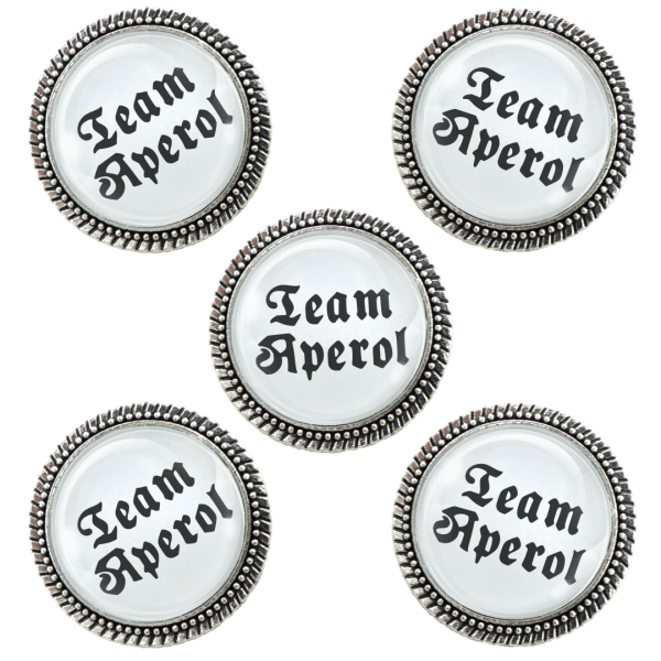 Detailansicht der Gaudi-Brosche "Dorfkind" bei Glubbal.shop