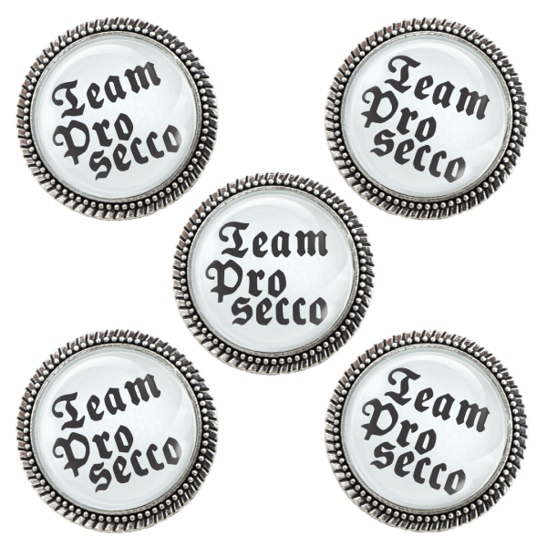 Detailansicht der Gaudi-Brosche "Dorfkind" bei Glubbal.shop