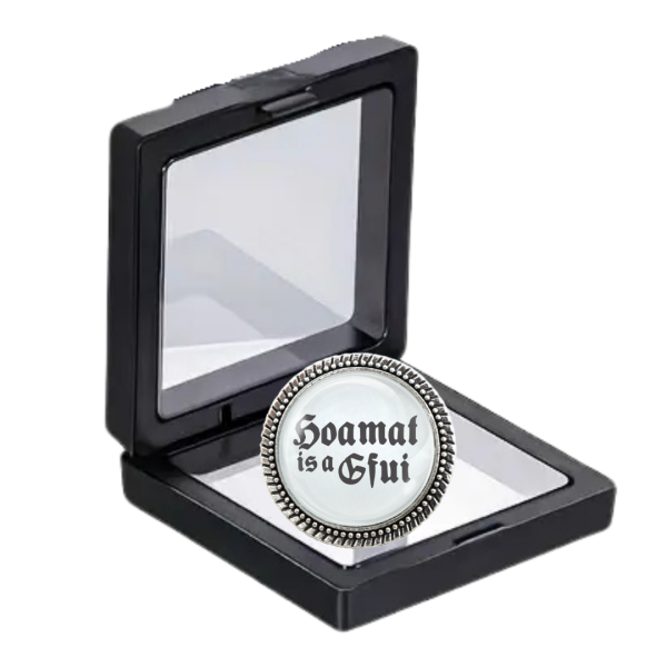 Trachtenschmuck Brosche 'Hoamat is a Gfui' aus Silber, geliefert in stilvoller Geschenkbox
