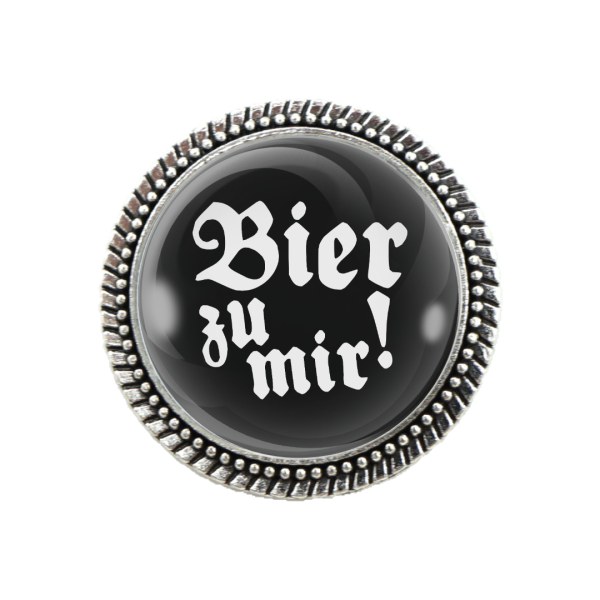 Gaudibroschn in Silber mit "Brazen weg!"-Schriftzug auf schwarzem Hintergrund
