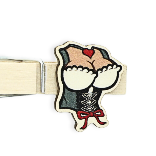 Zeige deine Liebe zu Bayern mit dem Dekoltee-Motiv von Glubbal - Erhältlich bei Glubbal.shop!