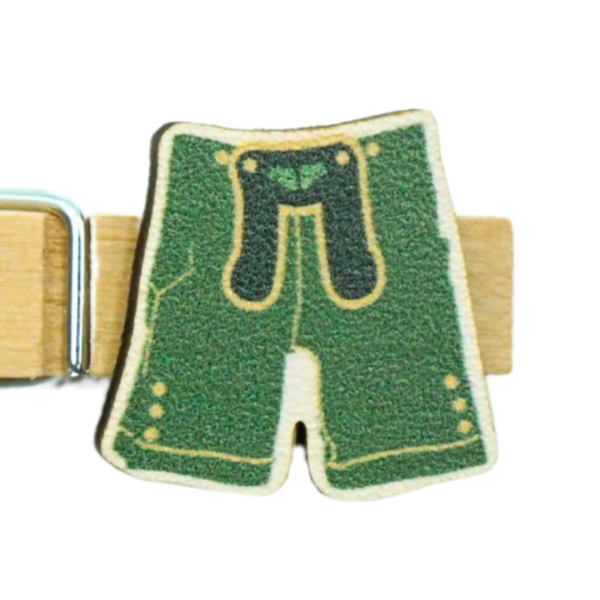 Bild eines Glubberl in traditioneller bayerischer Szenerie mit dem Text "Bayerische Tradition: Handgefertigtes Glubbal für besondere Anlässe - Jetzt bei Glubbal.shop erhältlich".