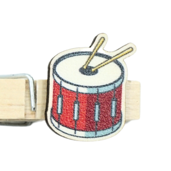 Ein Glubbal mit der charmanten Trommel-Applikation, erhältlich bei Glubbal.shop für das perfekte Oktoberfest-Outfit!