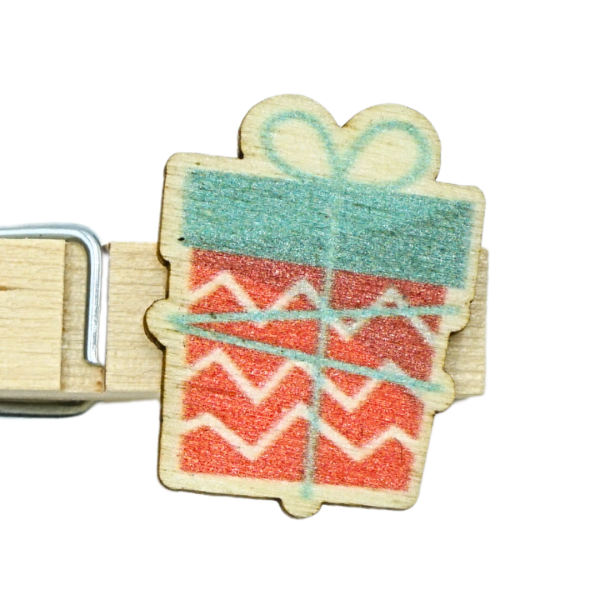 Handgravierte Namensklammer aus Holz mit festlichem Weihnachtsgeschenk-Motiv