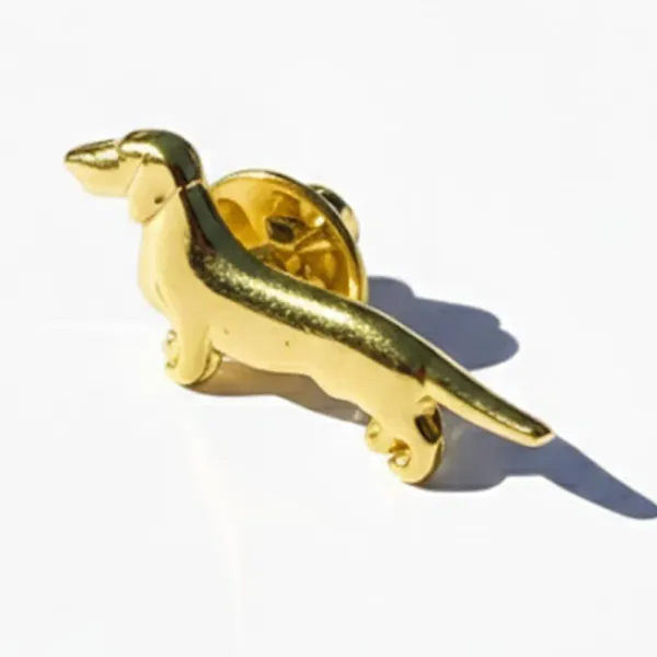 Hochwertiger Wiesn-Pin Dackel in goldener 3D-Ausführung für Oktoberfest.